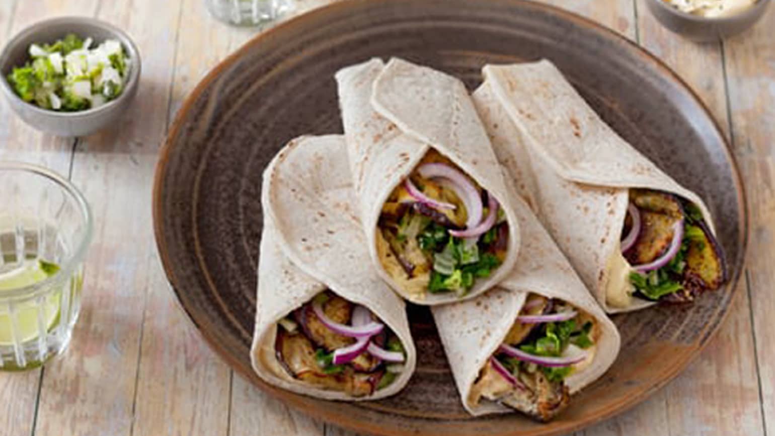 Burritos vegetarianos sin gluten con berenjenas, hierbas y humus